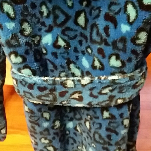 Blue robe with cheetah print hearts - Picture 4 of 7